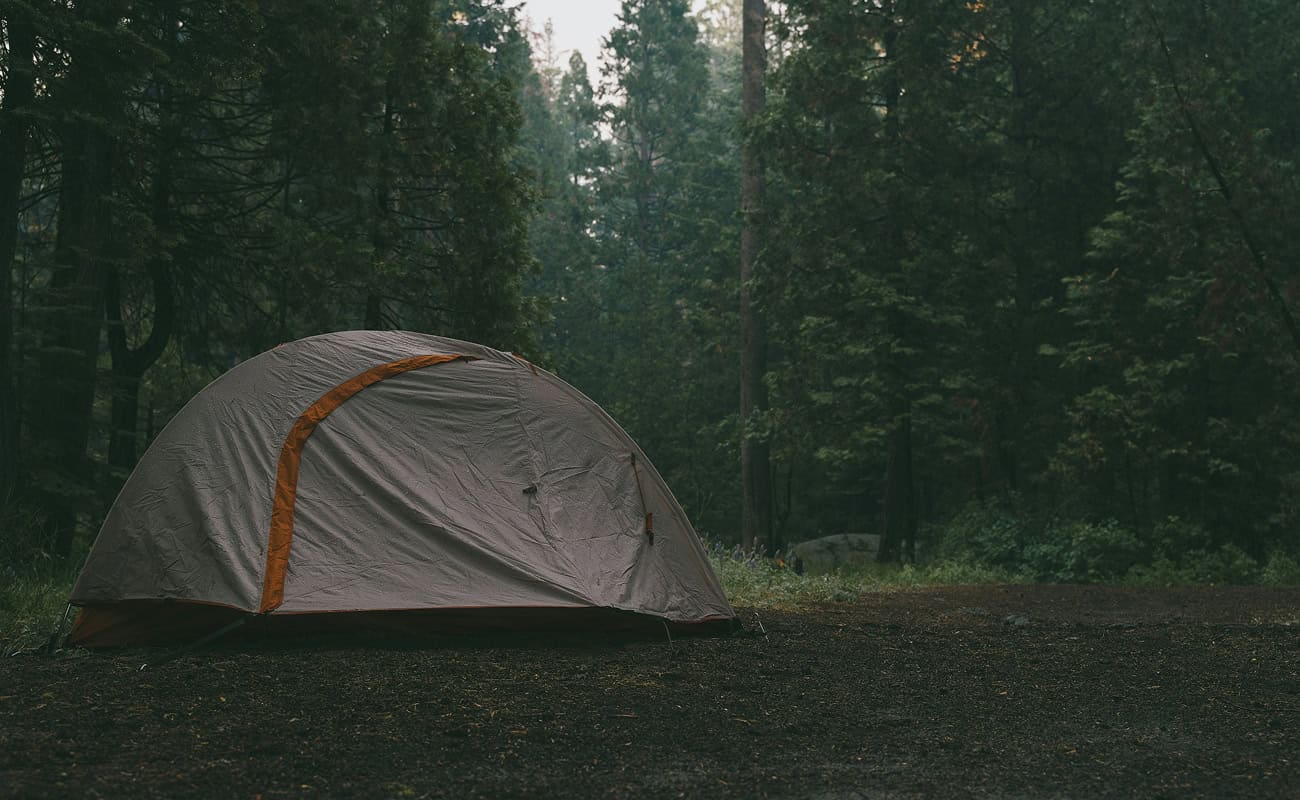 Astuces pour affronter une fin de semaine pluvieuse en camping