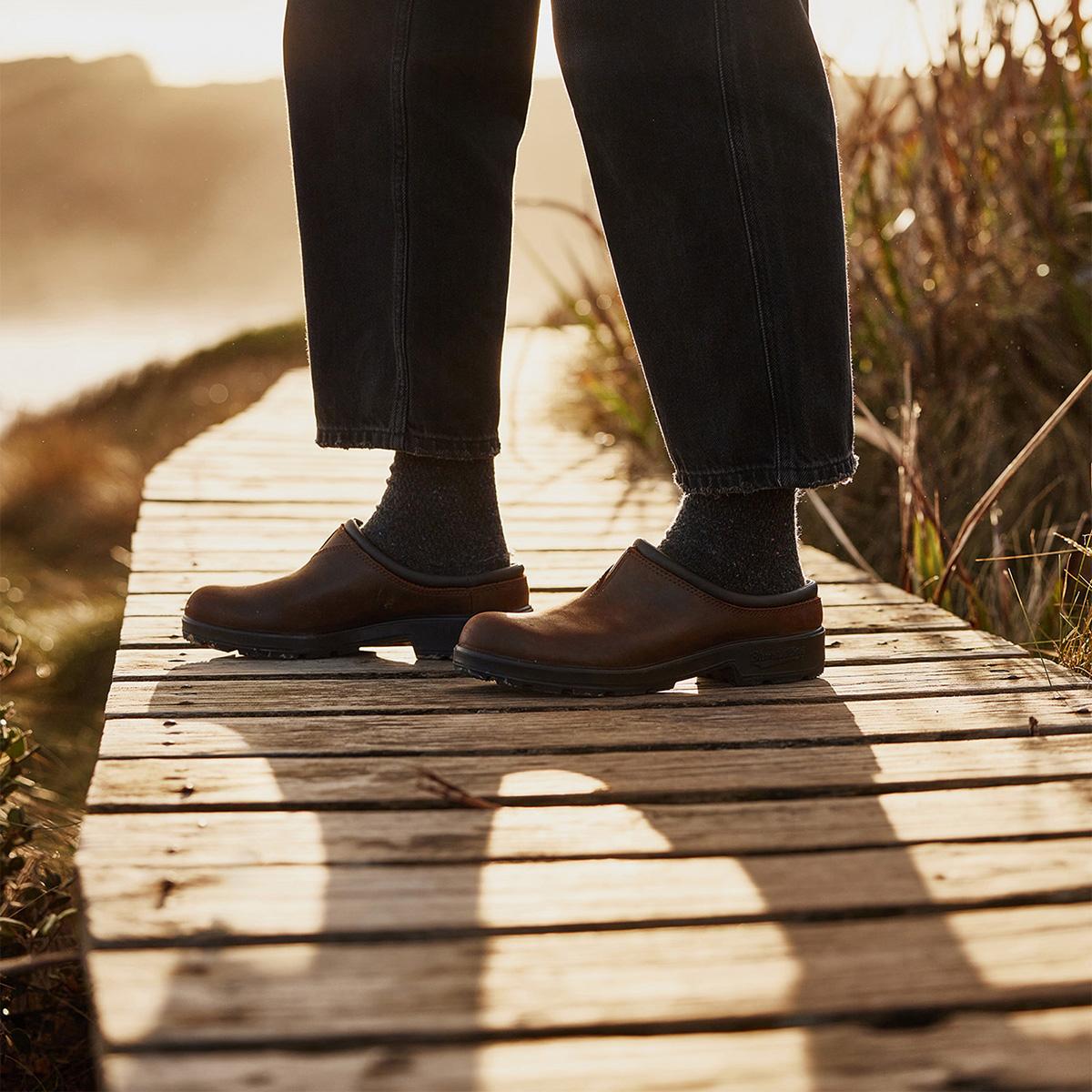 Numéro de l'image de la galerie de produits 3 pour le produit 2420 - Sabot noir rustique original - Unisexe