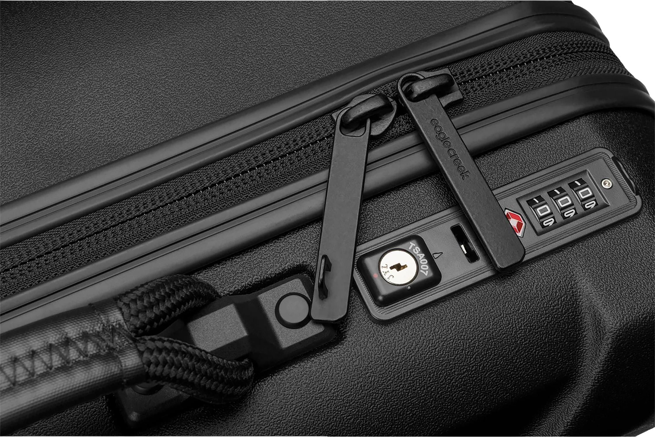 Product gallery image number 8 for product Tarmac 4-Wheeled Luggage 26" 67L