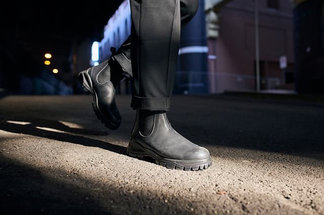 Blundstone 2240 - Lug Sole Black Boots - Unisex | Altitude Sports