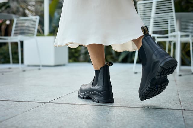 Blundstone 2240 - Lug Sole Black Boots - Unisex | Altitude Sports