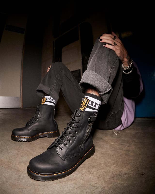 miry  Dr. Martens Unisex 1460 Smooth Iconic 8-eye Mid Height Boot