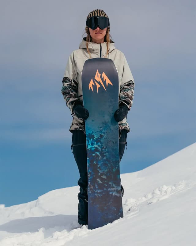 Jones Snowboards Howler Snowboard - Women's | Altitude Sports