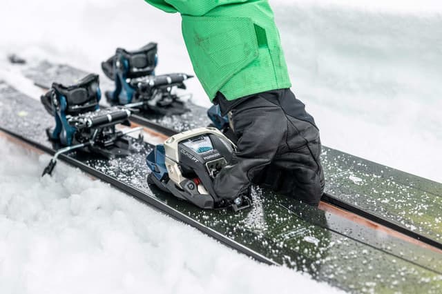 Shop secondhand outdoor activity, ski and snowboard clothing