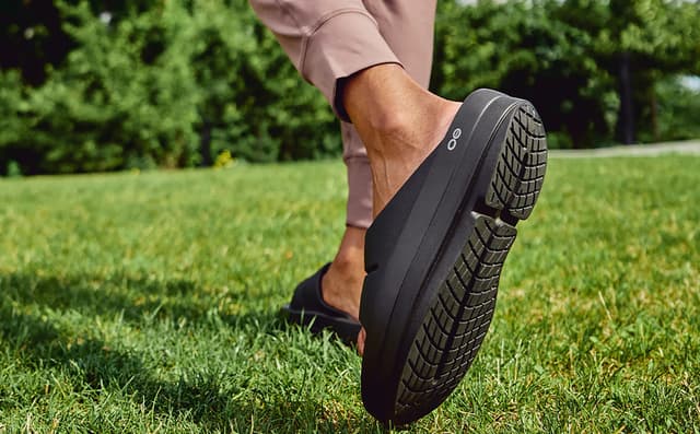 OOFOS OOmega OOahh Sandals - Women's | Altitude Sports
